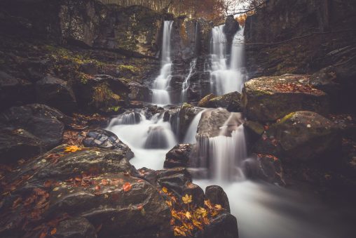 Cascate nel bosco autunnale