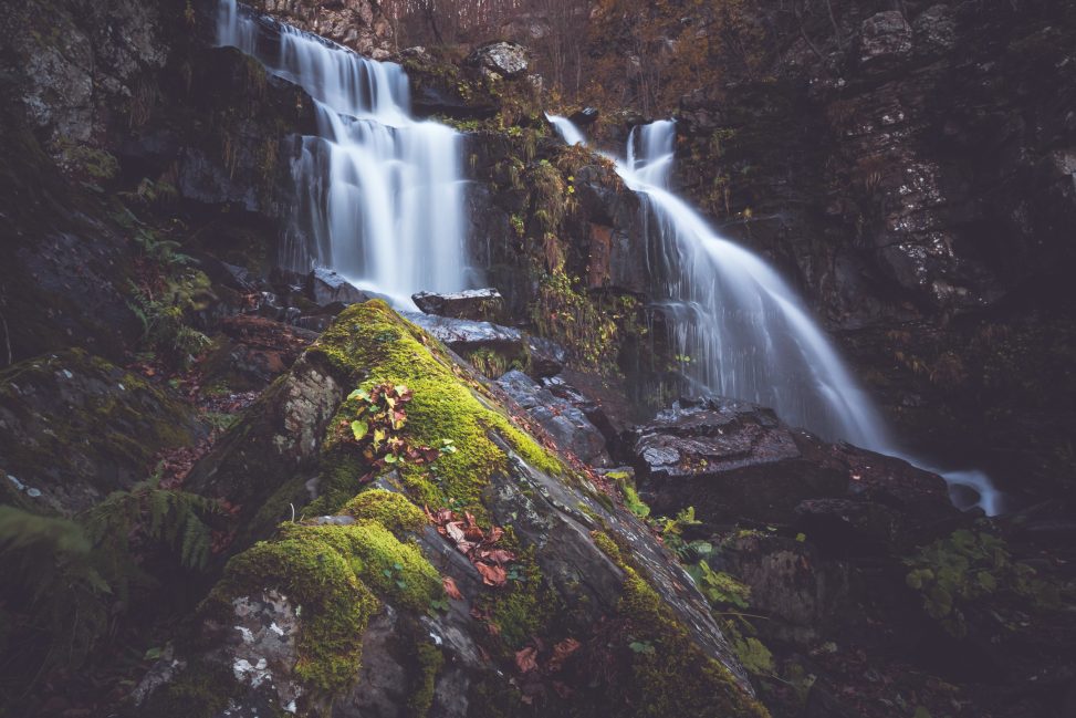 Cascate nel bosco autunnale