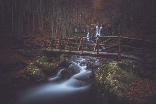 Cascate nel bosco autunnale