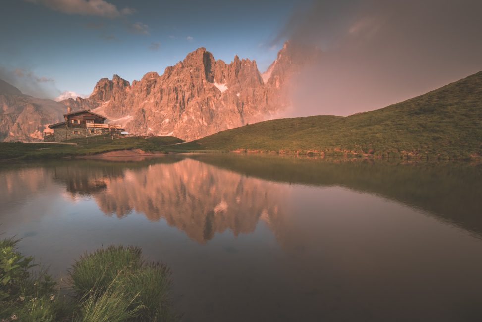 Baita Segantini e Pale di San Martino in ora d'oro