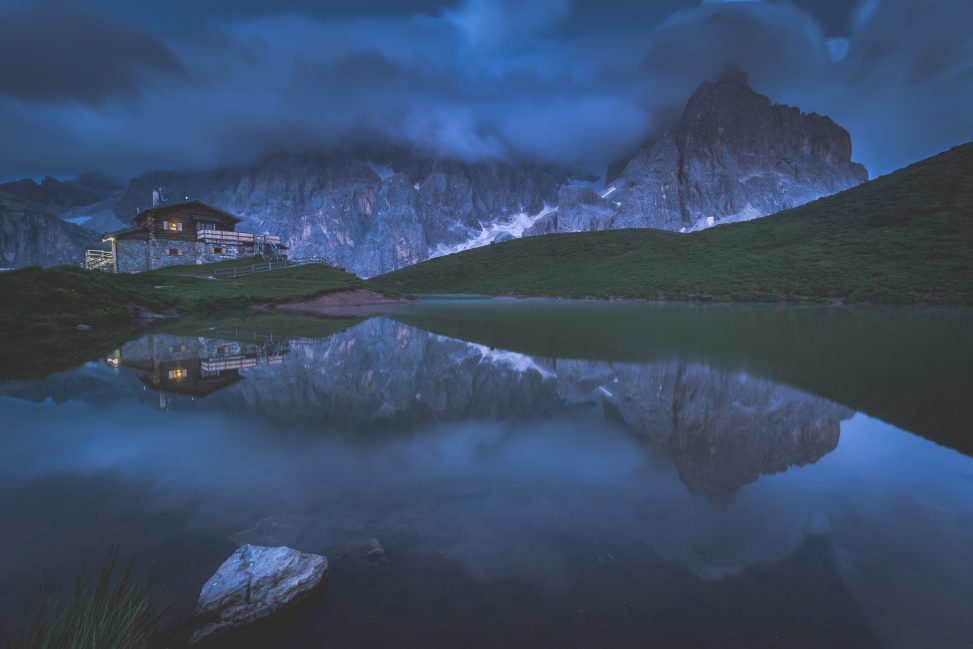 Baita Segantini e Pale di San Martino in ora blue