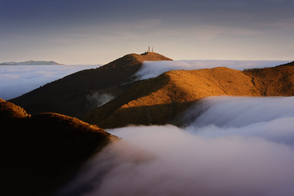 Panorama in montagna al tramonto con nuvole basse