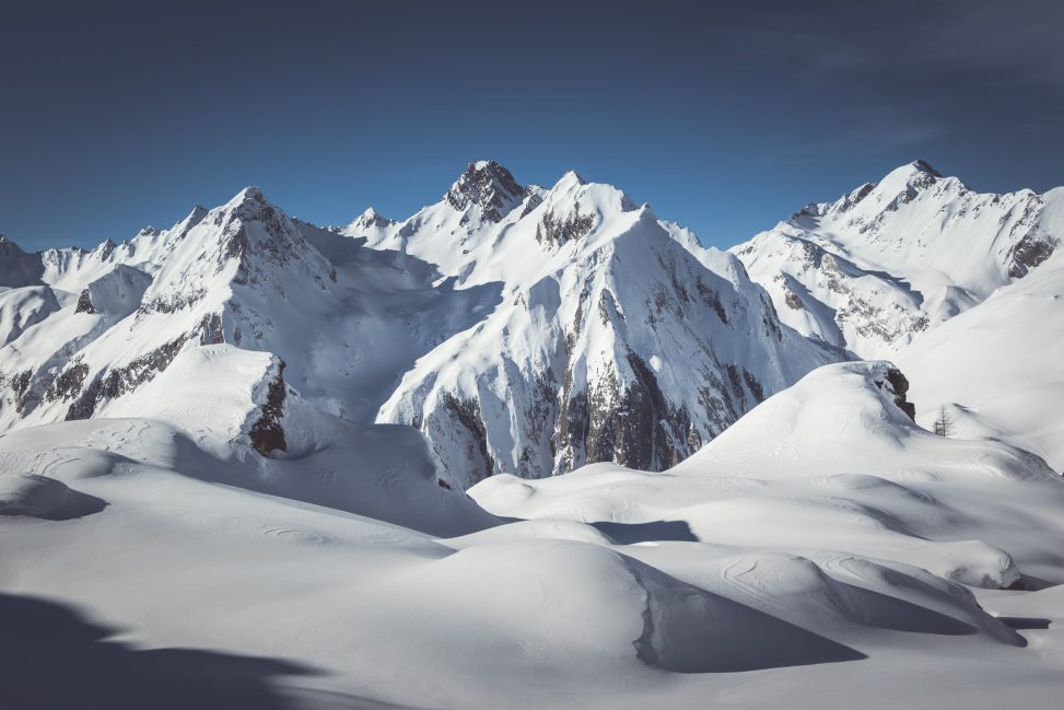 Panorama invernale con neve in montagna