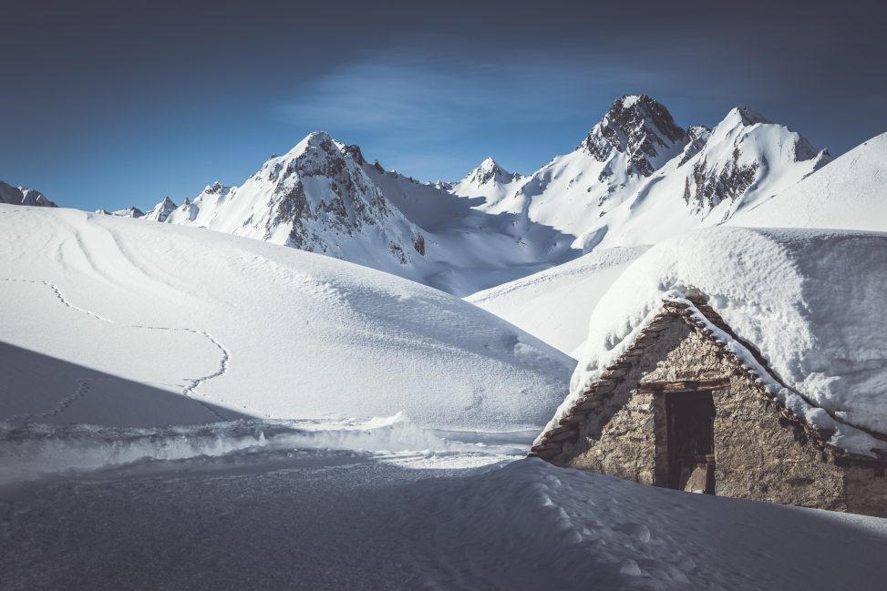 Panorama invernale con neve e baita in montagna