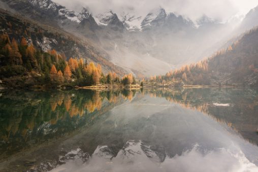 Panorama autunnale di un lago in montagna