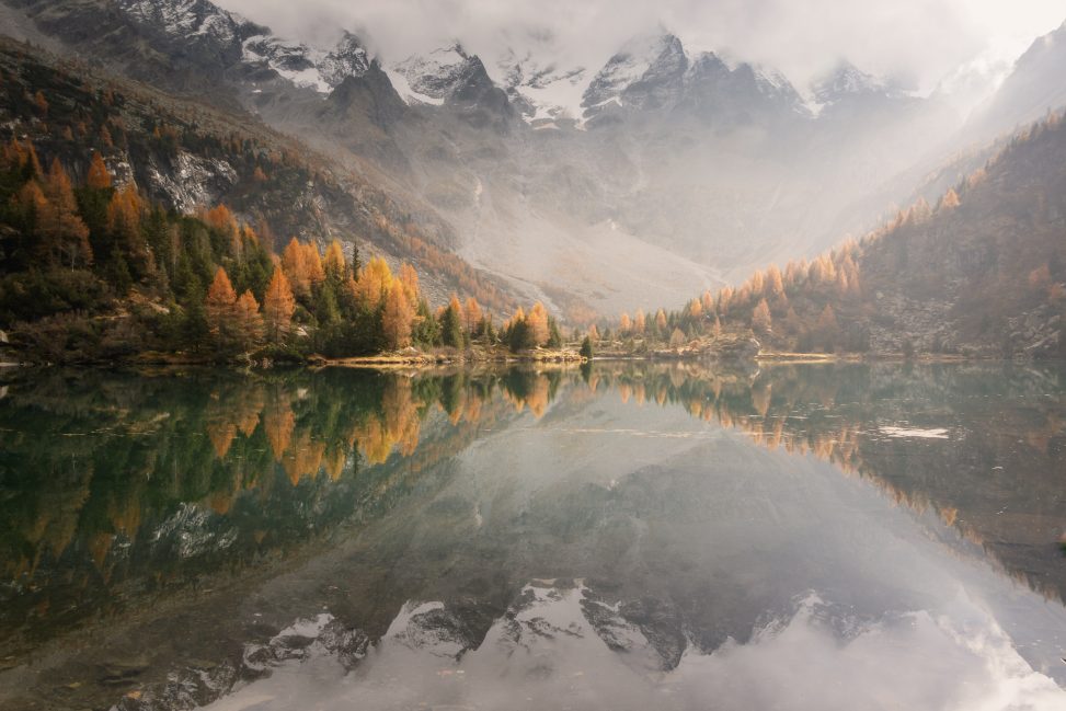 Panorama autunnale di un lago in montagna