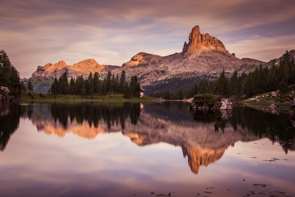 Panorama del lago Federa al tramonto