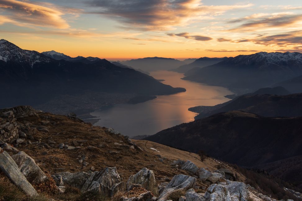 Panorama invernale al tramonto sul lago di Como