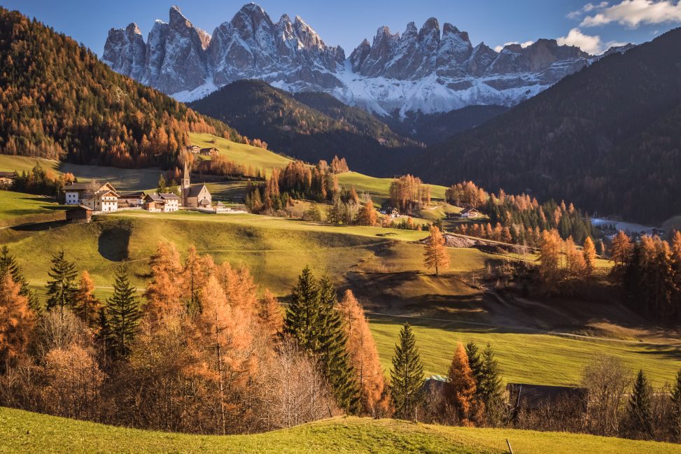 Panorama di montagna autunnale in Val di Funes